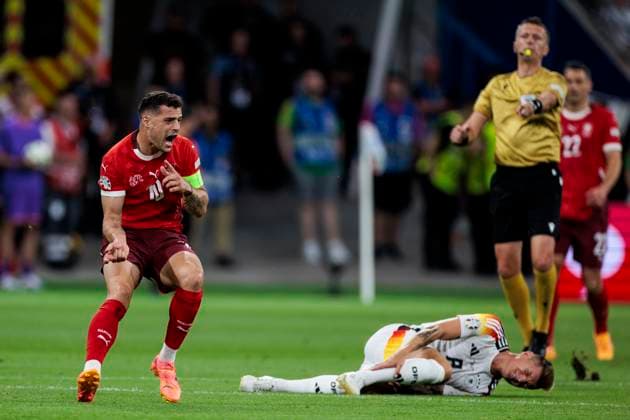 UEFA EURO 2024 Switzerland Germany 23 06 2024 Granit Xhaka Switzerland, 10 annoyed at free-kick whistle against him after foul on Toni Kroos Germany, 8 UEFA EURO 2024 Switzerland Germany Frankfurt Arena, Frankfurt 23 06 2024 Copyright: xBEAUTIFULxSPORTS Wunderlx