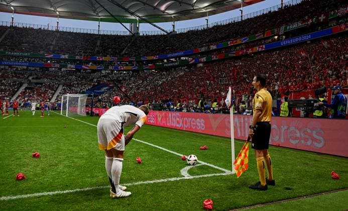 23 06 2024, xpsx, European Football Championship 2024, Switzerland Germany emspor, v l Toni Kroos German national football team DFB is dropped with paper balls DFL DFB REGULATIONS PROHIBIT ANY USE OF PHOTOGRAPHS as IMAGE SEQUENCES and or QUASI VIDEO emspor Frankfurt