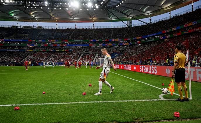 23 06 2024, xpsx, European Football Championship 2024, Switzerland Germany emspor, v l Toni Kroos German national football team DFB is dropped with paper balls DFL DFB REGULATIONS PROHIBIT ANY USE OF PHOTOGRAPHS as IMAGE SEQUENCES and or QUASI VIDEO emspor Frankfurt