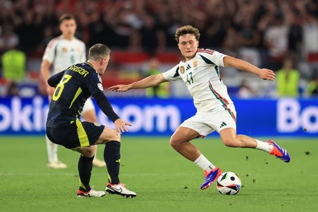Fußball UEFA EURO 2024 Gruppe A Schottland gegen Ungarn 23. Juni 2024 UEFA EURO 2024 Gruppe A Schottland gegen Ungarn Callum Styles von Ungarn und Callum McGregor von Schottland Foto Simon Stacpoole Abseits Stuttgart Deutschland  Copyright: xSimonxStacpoolexOffside