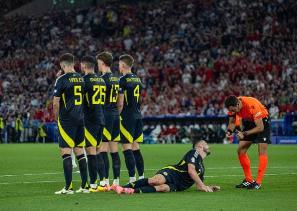 Football - UEFA EURO, EM, Europameisterschaft,Fussball 2024 - Group A - Scotland v Hungary STUTTGART, GERMANY - Sunday, June 23, 2024: Referee Facundo Tello speaks with Scotland s draft excluder John McGinn during the UEFA Euro 2024 Group A match between Scotland and Hungary at the Stuttgart Arena. (Photo by David Rawcliffe Propaganda) STUTTGART Stuttgart Arena BADEN-WÜRTTEMBERG GERMANY  Copyright: xDavidxRawcliffex P2024-06-23-Scotland_Hungary-55