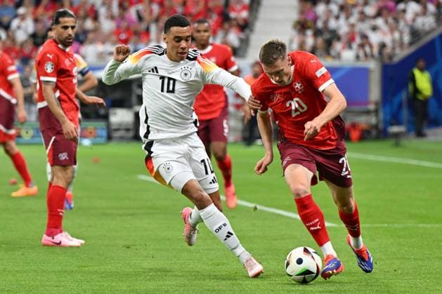 240623 EURO2024 SWITZERLAND VS GERMANY Jamal Musiala (10) of Germany defending on Michel Aebischer (20) of Switzerland during a soccer game between the national teams of Switzerland and Germany on the third matchday in Group A in the group stage of the UEFA EURO, EM, Europameisterschaft,Fussball 2024 tournament , on Sunday 23 June 2024 in Frankfurt , Germany . PHOTO SPORTPIX David Catry FRANKFURT GERMANY  Copyright: xx 467937