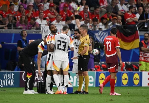 Jonathan Tah Germany , left , sees the yellow card and is suspended for the next match 23 06 2024, European Football Championship 2024, Preliminary round, Matchday 3 Switzerland Germany Frankfurt Frankfurt Arena Hessen Germany Team2