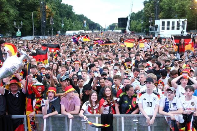 DEU, FIFA, EM 2024, Fan Mile, 23 06 2024, Strasse des 17 Juni, Fan Mile, Berlin, DEU, FIFA, EM 2024, Fan Mile, in the picture spectators, visitors, fans, flags Photo Juergen Engler nordphoto GmbH nordphotoxGmbHx xEngler nph00076
