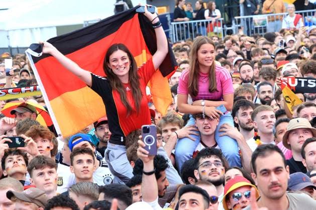 DEU, FIFA, EM 2024, Fan Mile, 23 06 2024, Strasse des 17 Juni, Fan Mile, Berlin, DEU, FIFA, EM 2024, Fan Mile, in the picture spectators, visitors, fans, flags Photo Juergen Engler nordphoto GmbH nordphotoxGmbHx xEngler nph00076