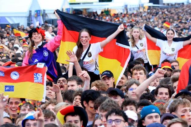 DEU, FIFA, EM 2024, Fan Mile, 23 06 2024, Strasse des 17 Juni, Fan Mile, Berlin, DEU, FIFA, EM 2024, Fan Mile, in the picture spectators, visitors, fans, flags Photo Juergen Engler nordphoto GmbH nordphotoxGmbHx xEngler nph00076