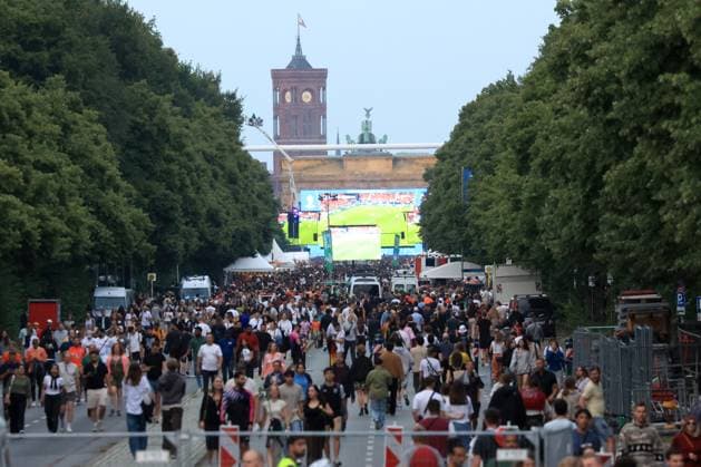 DEU, FIFA, EM 2024, Fan Mile, 23 06 2024, Strasse des 17 Juni, Fan Mile, Berlin, DEU, FIFA, EM 2024, Fan Mile, in the picture spectators, visitors, fans, flags Photo Juergen Engler nordphoto GmbH nordphotoxGmbHx xEngler nph00076