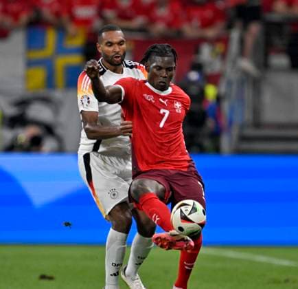 23 06 2024, Football UEFA EURO 2024, Preliminary Round, Matchday 3, Germany Switzerland, at Frankfurt Arena in Frankfurt am Main, f l Jonathan Tah Germany vs Breel Embolo Switzerland