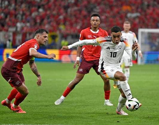 23 06 2024, Football UEFA EURO 2024, preliminary round, matchday 3, Germany Switzerland, at the Frankfurt Arena in Frankfurt am Main, Jamal Musiala Germany passes by