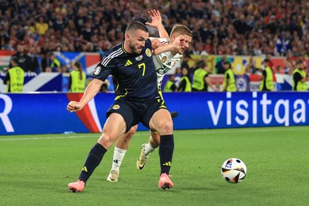 Fußball UEFA EURO 2024 Gruppe A Schottland gegen Ungarn 23. Juni 2024 UEFA EURO 2024 Gruppe A Schottland gegen Ungarn John McGinn (Schottland) und Marton Dardai (Ungarn) Foto Simon Stacpoole Abseits Stuttgart Deutschland  Copyright: xSimonxStacpoolexOffside
