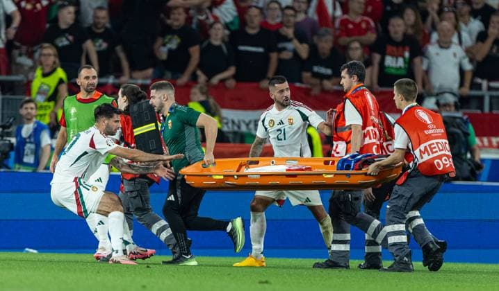 Football - UEFA EURO, EM, Europameisterschaft,Fussball 2024 - Group A - Scotland v Hungary STUTTGART, GERMANY - Sunday, June 23, 2024: Hungary s captain Dominik Szoboszlai rushes to get a stretcher as the medical team stroll on the pitch slowly during the UEFA Euro 2024 Group A match between Scotland and Hungary at the Stuttgart Arena. (Photo by David Rawcliffe Propaganda) STUTTGART Stuttgart Arena BADEN-WÜRTTEMBERG GERMANY  Copyright: xDavidxRawcliffex P2024-06-23-Scotland_Hungary-72
