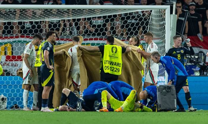 Football - UEFA EURO, EM, Europameisterschaft,Fussball 2024 - Group A - Scotland v Hungary STUTTGART, GERMANY - Sunday, June 23, 2024: Stewards put up blankets to shield the medidal team working on Hungary s Barnabas Varga during the UEFA Euro 2024 Group A match between Scotland and Hungary at the Stuttgart Arena. (Photo by David Rawcliffe Propaganda) STUTTGART Stuttgart Arena BADEN-WÜRTTEMBERG GERMANY  Copyright: xDavidxRawcliffex P2024-06-23-Scotland_Hungary-75