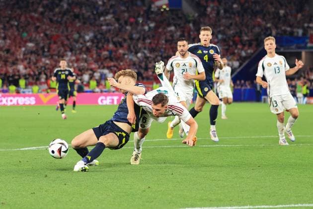 Fußball UEFA EURO 2024 Gruppe A Schottland gegen Ungarn 23. Juni 2024 UEFA EURO 2024 Gruppe A Schottland gegen Ungarn Der Ungar Willi Orban ringt mit dem Schotten Stuart Armstrong und es gibt keinen Elfmeter Foto Simon Stacpoole Abseits Stuttgart Deutschland  Copyright: xSimonxStacpoolexOffside