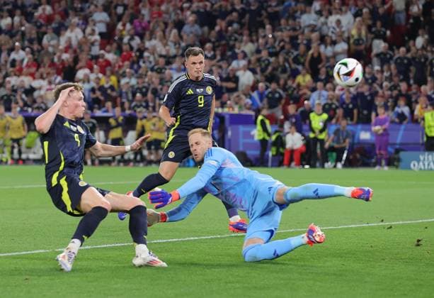 Scotland v Hungary UEFA EURO, EM, Europameisterschaft,Fussball 2024 Scott McTominay of Scotland has a late chance to score but puts it over the bar as goal keeper PÃ ter Gulacsi of Hungary looks on during the UEFA Euro 2024 match at Stuttgart Arena, Stuttgart Copyright: xPaulxChestertonx FIL-20303-0092 UK Newspapers OUT