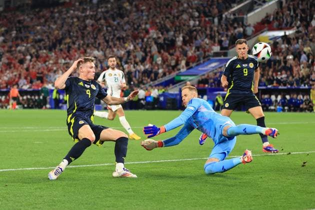 Fußball UEFA EURO 2024 Gruppe A Schottland gegen Ungarn 23. Juni 2024 UEFA EURO 2024 Gruppe A Schottland gegen Ungarn Scott McTominay von Schottland verpasst eine Chance Foto Simon Stacpoole Abseits Stuttgart Deutschland  Copyright: xSimonxStacpoolexOffside