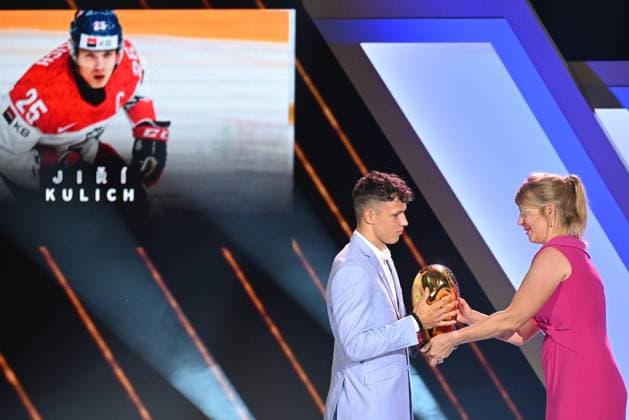 Gala evening to present Golden Stick award for the best Czech Ice hockey, Eishockey player of past season was held in Prague, Czech Republic, on June 23, 2024. On the photo are seen (L-R) best junior player Jiri Kulich and handing Hana Kovarova, director of communication of Komercni banka (KB). (CTKxPhoto MichaelaxRihova) CTKPhotoP2024062306037  CTKPhotoP2024062306037