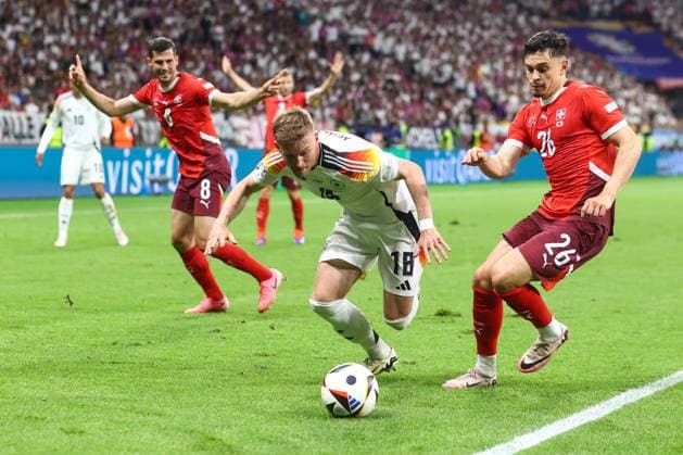 Schweiz gegen Deutschland 23. Juni 2024, Frankfurt UEFA EUROs Gruppe A Schweiz gegen Deutschland Maximilian Mittelstadt (Deutschland) und Fabian Rieder (Schweiz) Foto Charlotte Wilson Abseits Frankfurt Deutschland  Copyright: xCharlottexWilsonx xOffsidexOffside