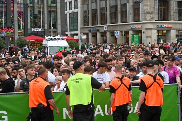 Leipzig Switzerland plays Germany Fan zone on Augustusplatz full 23 06 2024 around 9 pm Leipzig, Augustusplatz Around 15,000 fans have once again gathered on Leipzigs Augustusplatz for Germanys final European Championship preliminary round match against Switzerland The square was closed by the city of Leipzig for security reasons before the start of the match The police are on site with a large contingent Leipzig Saxony Germany Copyright: xEHLxMedia Erik-HolmxLanghofx 240623_em-public-viewing-leipzig_16