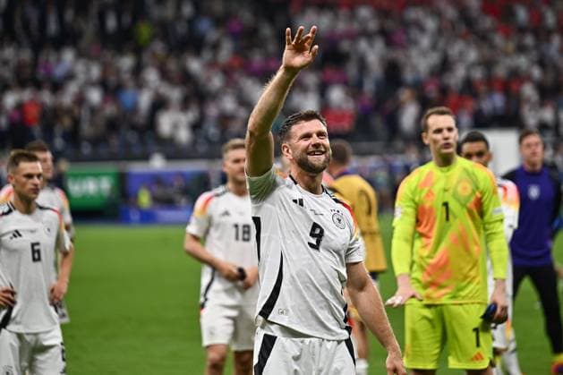 23 06 2024, xscotx, European Football Championship 2024, Switzerland Germany, emspor, v l Germany around Niclas Fuellkrug Füllkrug, Germany, 9 thanks the fans cheers about equalizer, draw Frankfurt am Main