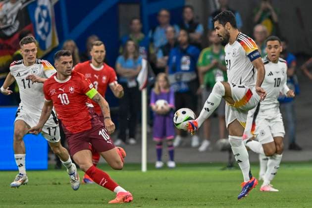 v li fighting for the ball Florian Wirtz 17 of Germany Granit Xhaka 10 Switzerland lkay Gündogan Guendogan 21 Germany 23 06 2024 European Football Championship in Germany Switzerland vs Germany, Deutsche Bank Park, Frankfurt, Hessen Germany Copyright: xpepphotox xHorstxMauelshagenx pep00321, pep_20240623_hm
