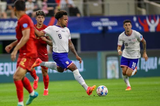 USA - BOLIVIA COPA AMERICA 2024 DALLAS, TX, USA - JUNE 23RD 2024: Copa America first game of Group C between USA and Bolivia at the AT&T Stadium. 8 Midfielder United States, Weston Mc Kennie plays the ball forward Mandatory Credit: Toby Tande Avant Sports Arlington AT&T Stadium TX Mexico Copyright: xTorbjornxTandex