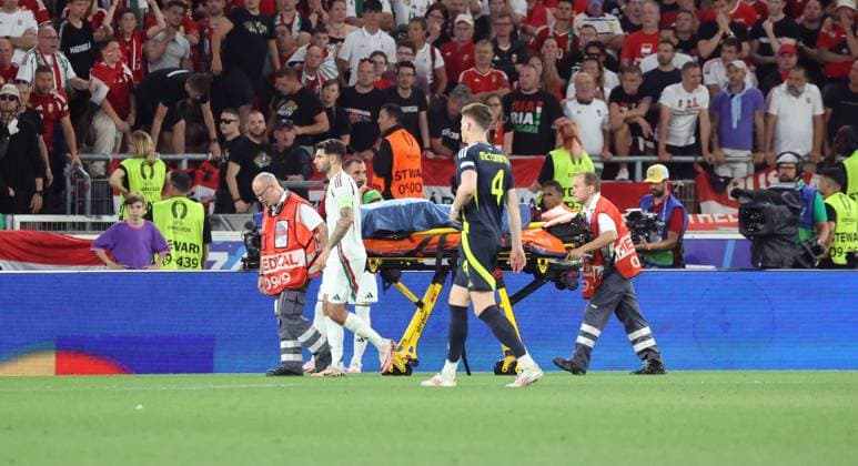 23 06 24 Scotland Hungary Germany, Stuttgart, 23 06 2024, Football, UEFA Euro 2024, Scotland Hungary Barnabas Varga Hungary Injury Dominik Szoboszlai Hungary helps the paramedics to carry the stretcher