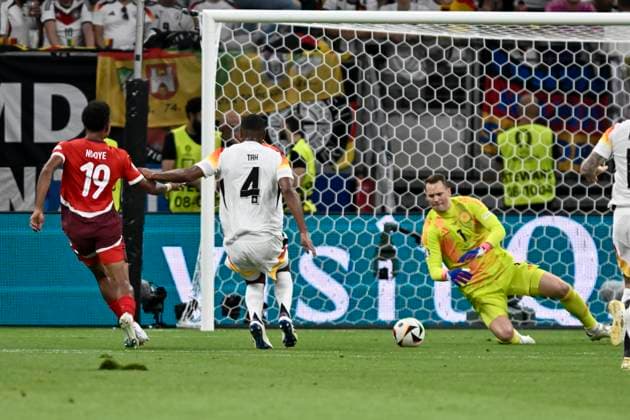 Manuel Neuer 1 Germany thwarts Swiss goal chance 23 06 2024 European Football Championship in Germany Switzerland vs Germany, Deutsche Bank Park, Frankfurt, Hessen Germany Copyright: xpepphotox xHorstxMauelshagenx pep00321, pep_20240623_hm