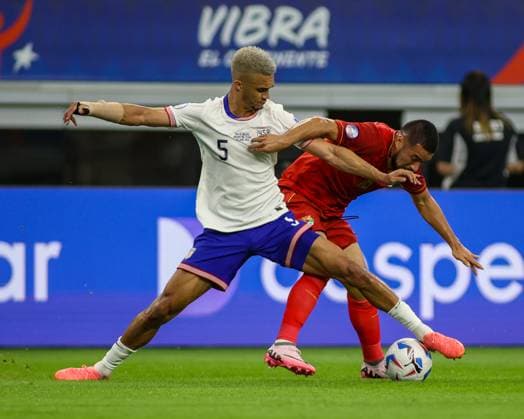 USA - BOLIVIA COPA AMERICA 2024 DALLAS, TX, USA - JUNE 23RD 2024: Copa America first game of Group C between USA and Bolivia at the AT&T Stadium. 5 Defender United States, Antonee Robinson gets his body infront of opposition player Mandatory Credit: Toby Tande Avant Sports Arlington AT&T Stadium TX Mexico Copyright: xTorbjornxTandex