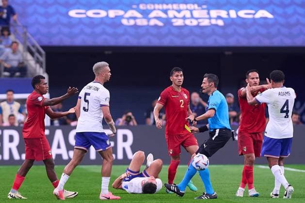RECORD DATE NOT STATED Copa America USA 2024 United States vs Bolivia Antonee Robinson, Giovanni Reyna of United States during the game between United States and Bolivia as part of the CONMEBOL Copa America USA 2024 group C, at AT-T Stadium, on June 23, 2024 in Arlington, Texas, United States. ARLINGTON TEXAS UNITED STATES  Copyright: xJONATHANxDUENASx 20240623173100_CA_GC_2024_USA_BOL_REYNA74
