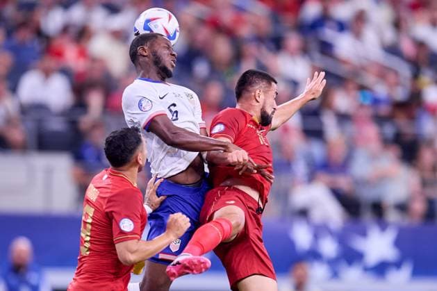 RECORD DATE NOT STATED Copa America USA 2024 United States vs Bolivia Yunus Musah (L) of United States jumps for the ball with Carmelo Algaranaz (R) of Bolivia during the game between United States and Bolivia as part of the CONMEBOL Copa America USA 2024 group C, at AT-T Stadium, on June 23, 2024 in Arlington, Texas, United States. ARLINGTON TEXAS UNITED STATES  Copyright: xJosexLuisxMelgarejox 20240623185312_CA_GC_2024_USA_BOL_MUSAH184