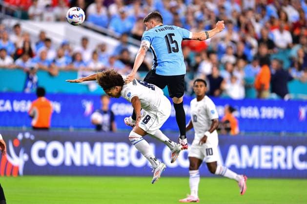 RECORD DATE NOT STATED Copa America USA 2024 Uruguay vs Panama Adalberto Carrasquilla (L) of Panama jumps for the ball with Federico Valverde (R) of Uruguay during the game between Uruguay and Panama as part of the CONMEBOL Copa America USA 2024 group C, at Hard Rock Stadium, on June 23, 2024 in Miami Gardens, Florida, United States. MIAMI FLORIDA UNITED STATES  Copyright: xAdrianxMaciasx 20240623203640_CA_GC_2024_URU_PAN_VALVERDE49