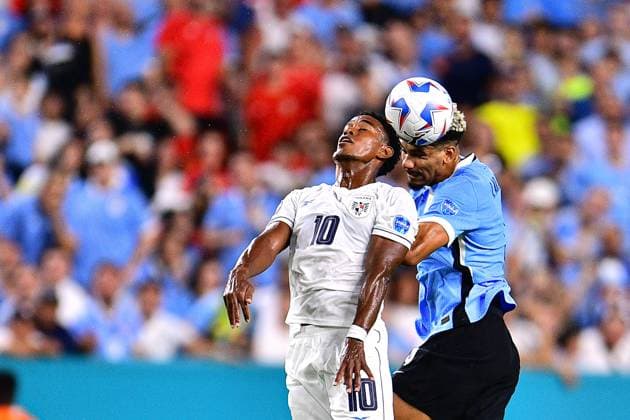 RECORD DATE NOT STATED Copa America USA 2024 Uruguay vs Panama Edgar Barcenas (L) of Panama jumps for the ball with Ronald Araujo (R) of Uruguay during the game between Uruguay and Panama as part of the CONMEBOL Copa America USA 2024 group C, at Hard Rock Stadium, on June 23, 2024 in Miami Gardens, Florida, United States. MIAMI FLORIDA UNITED STATES  Copyright: xAdrianxMaciasx 20240623212940_CA_GC_2024_URU_PAN_BARCENAS64