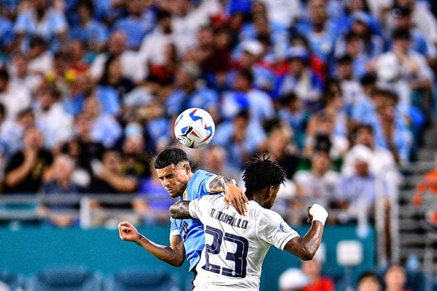 RECORD DATE NOT STATED Copa America USA 2024 Uruguay vs Panama Maximiliano Araujo (L) of Uruguay jumps for the ball with Michael Murillo (R) of Panama during the game between Uruguay and Panama as part of the CONMEBOL Copa America USA 2024 group C, at Hard Rock Stadium, on June 23, 2024 in Miami Gardens, Florida, United States. MIAMI FLORIDA UNITED STATES  Copyright: xAdrianxMaciasx 20240623214458_CA_GC_2024_URU_PAN_ARAUJO83