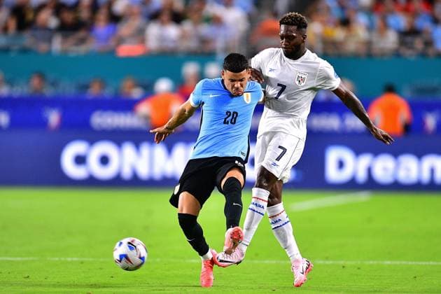 RECORD DATE NOT STATED Copa America USA 2024 Uruguay vs Panama Maximiliano Araujo (L) of Uruguay fights for the ball with Michael Murillo (R) of Panama during the game between Uruguay and Panama as part of the CONMEBOL Copa America USA 2024 group C, at Hard Rock Stadium, on June 23, 2024 in Miami Gardens, Florida, United States. MIAMI FLORIDA UNITED STATES  Copyright: xAdrianxMaciasx 20240623214501_CA_GC_2024_URU_PAN_ARAUJO79