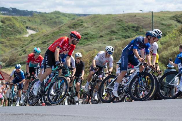 Sport Themen der Woche KW25 Sport Bilder des Tages British National Road Championships Male peloton riders are powering up Saltburn Bank during the British National Road cycling, Rad, Radsport, Strasse Championships in Saltburn by the Sea, Cleveland, England, on June 23, 2024. Newcastle Tyne and Wear United Kingdom  Copyright: xMIxNewsx originalFilename:fletcher-britishn240623_npVsE.jpg