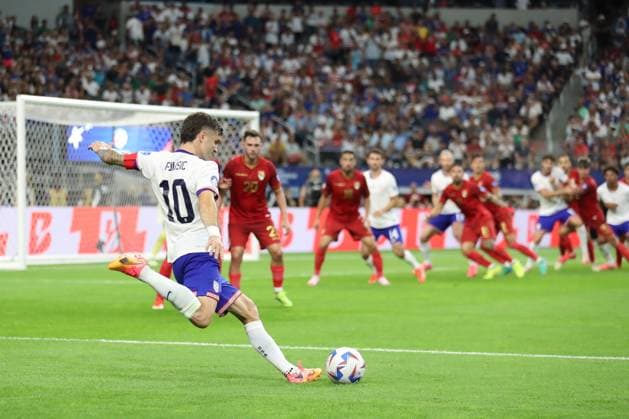 June 23, 2024, Arlington, Arlington, Tx, USA: Christian Pulisic of USA takes a free kick during a match between USA and Bolivia as part of group C of CONMEBOL Copa America 2024 at AT&T Stadium on June 23, 2024 in Arlington, USA. ( PxImages) Arlington USA - ZUMAp175 20240623_zsa_p175_032 Copyright: xAlejandroxSalazarx