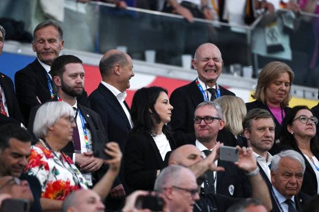 Federal Chancellor Olaf Scholz SPD , mi , makes DFB President Bernd Neuendorf laugh 23 06 2024, European Football Championship 2024, Preliminary round, 3 Matchday Switzerland Germany 1 1 Frankfurt Frankfurt Arena Hesse Germany Team2