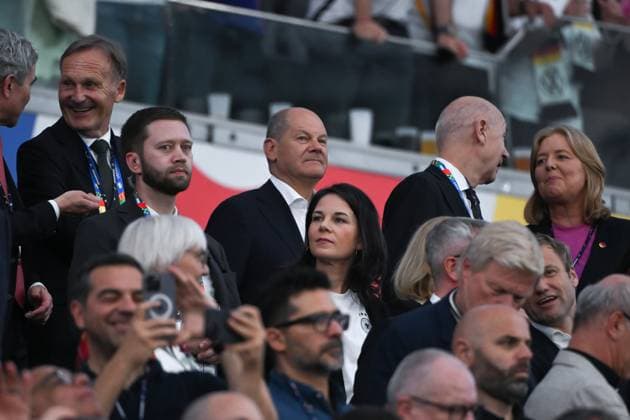 top from right , Bärbel Bas President of the Bundestag , Bernd Neuendorf DFB President , Federal Chancellor Olaf Scholz, Hans Joachim Watzke Chairman of Borussia Dortmund , center Annalena Baerbock Federal Foreign Minister 23 06 2024, European Football Championship 2024, preliminary round, 3 match day Switzerland Germany 1 1 Frankfurt Frankfurt Arena Hesse Germany Team2