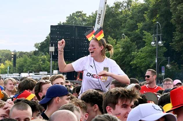 Fans at the UEFA EURO 2024 Fan Zone at the European Championship match Switzerland vs Germany at the Brandenburg Gate Berlin, 23 06 2024 Foto:xF.xKernx xFuturexImagex fanzone2306_4632