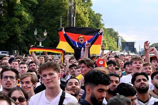 Fans at the UEFA EURO 2024 Fan Zone at the European Championship match Switzerland vs Germany at the Brandenburg Gate Berlin, 23 06 2024 Foto:xF.xKernx xFuturexImagex fanzone2306_4635