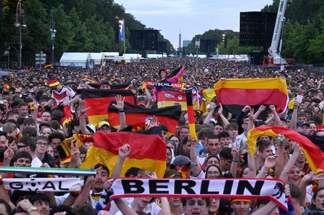 Fans at the UEFA EURO 2024 Fan Zone at the European Championship match Switzerland vs Germany at the Brandenburg Gate Berlin, 23 06 2024 Foto:xF.xKernx xFuturexImagex fanzone2306_4646