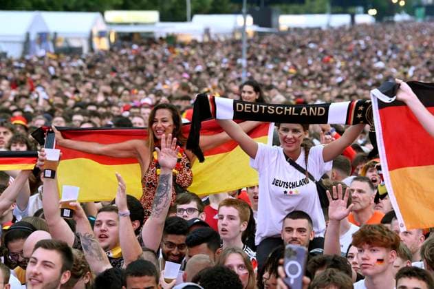 Fans at the UEFA EURO 2024 Fan Zone at the European Championship match Switzerland vs Germany at the Brandenburg Gate Berlin, 23 06 2024 Foto:xF.xKernx xFuturexImagex fanzone2306_4651