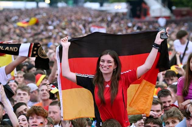 Fans at the UEFA EURO 2024 Fan Zone at the European Championship match Switzerland vs Germany at the Brandenburg Gate Berlin, 23 06 2024 Foto:xF.xKernx xFuturexImagex fanzone2306_4653