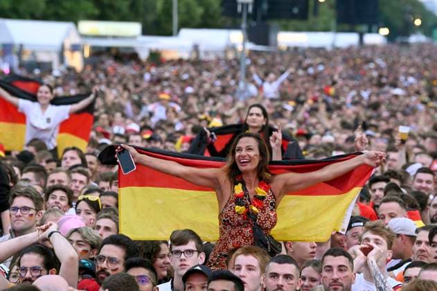 Fans at the UEFA EURO 2024 Fan Zone at the European Championship match Switzerland vs Germany at the Brandenburg Gate Berlin, 23 06 2024 Foto:xF.xKernx xFuturexImagex fanzone2306_4655