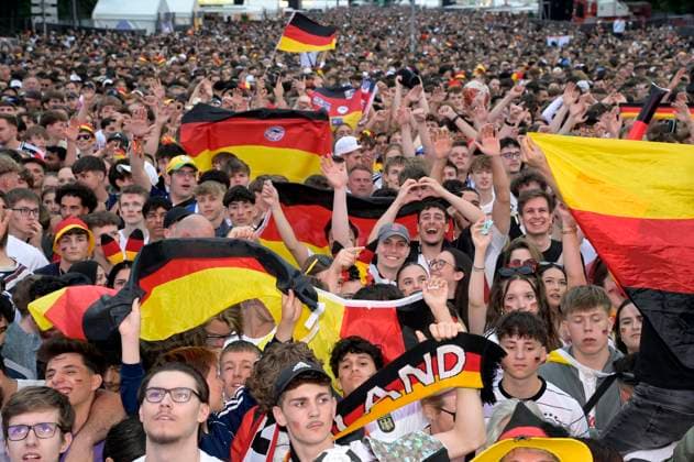 Fans at the UEFA EURO 2024 Fan Zone at the European Championship match Switzerland vs Germany at the Brandenburg Gate Berlin, 23 06 2024 Foto:xF.xKernx xFuturexImagex fanzone2306_4661
