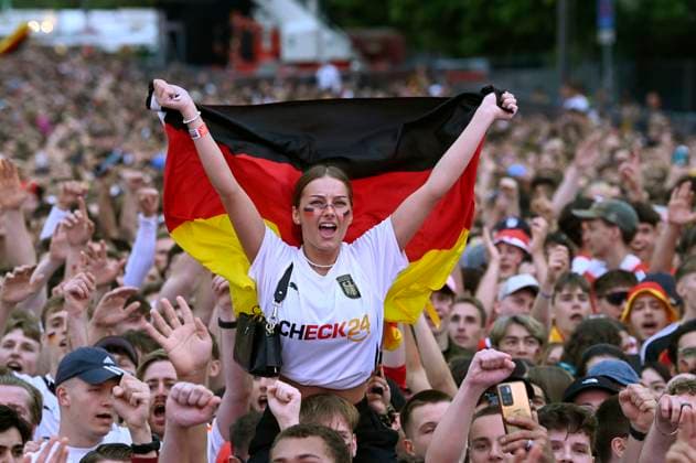 Fans at the UEFA EURO 2024 Fan Zone at the European Championship match Switzerland vs Germany at the Brandenburg Gate Berlin, 23 06 2024 Foto:xF.xKernx xFuturexImagex fanzone2306_4665