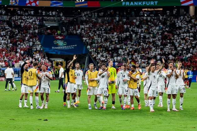 UEFA EURO 2024 Switzerland Germany 23 06 2024 The German team thanks the fans after the match UEFA EURO 2024 Switzerland Germany Frankfurt Arena, Frankfurt 23 06 2024 Copyright: xBEAUTIFULxSPORTS Wunderlx