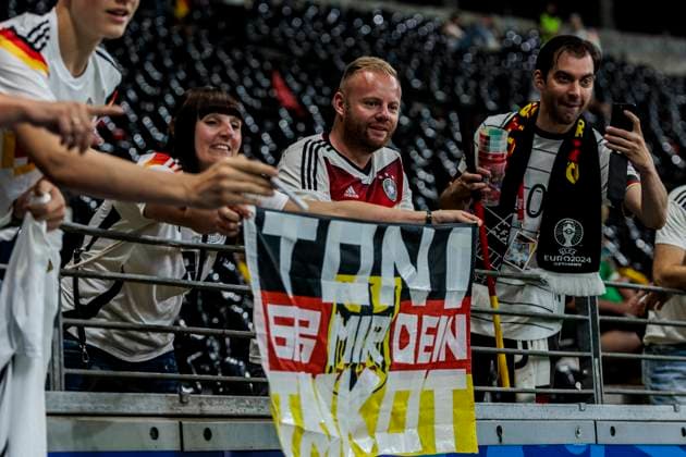 UEFA EURO 2024 Switzerland Germany 23 06 2024 A fan asks for the jersey of Toni Kroos Germany, 8 UEFA EURO 2024 Switzerland Germany Frankfurt Arena, Frankfurt on 23 06 2024 Copyright: xBEAUTIFULxSPORTS Wunderlx