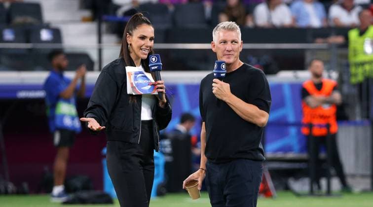 BAU 23 06 2024 Frankfurt European Football Championship 2024 Switzerland vs Germany, from left presenter Esther Sedlaczek, expert Bastian Schweinsteiger