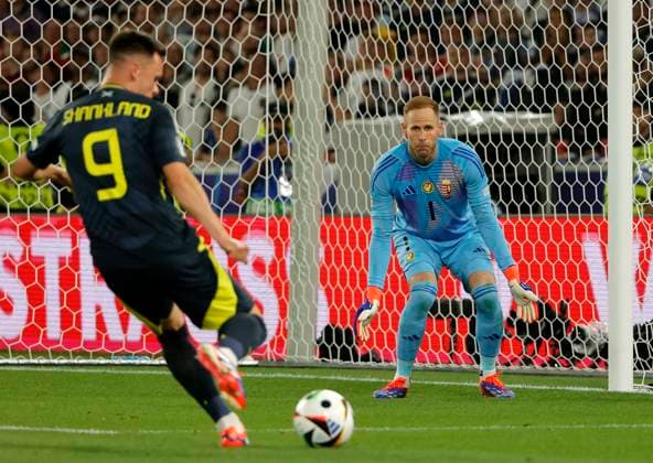23 06 2024, European Football Championship, Scotland vs Hungary,MHP Stuttgart, Sport, in the picture Lawrence Shankland Scotland vs Peter Gulacsi Hungary